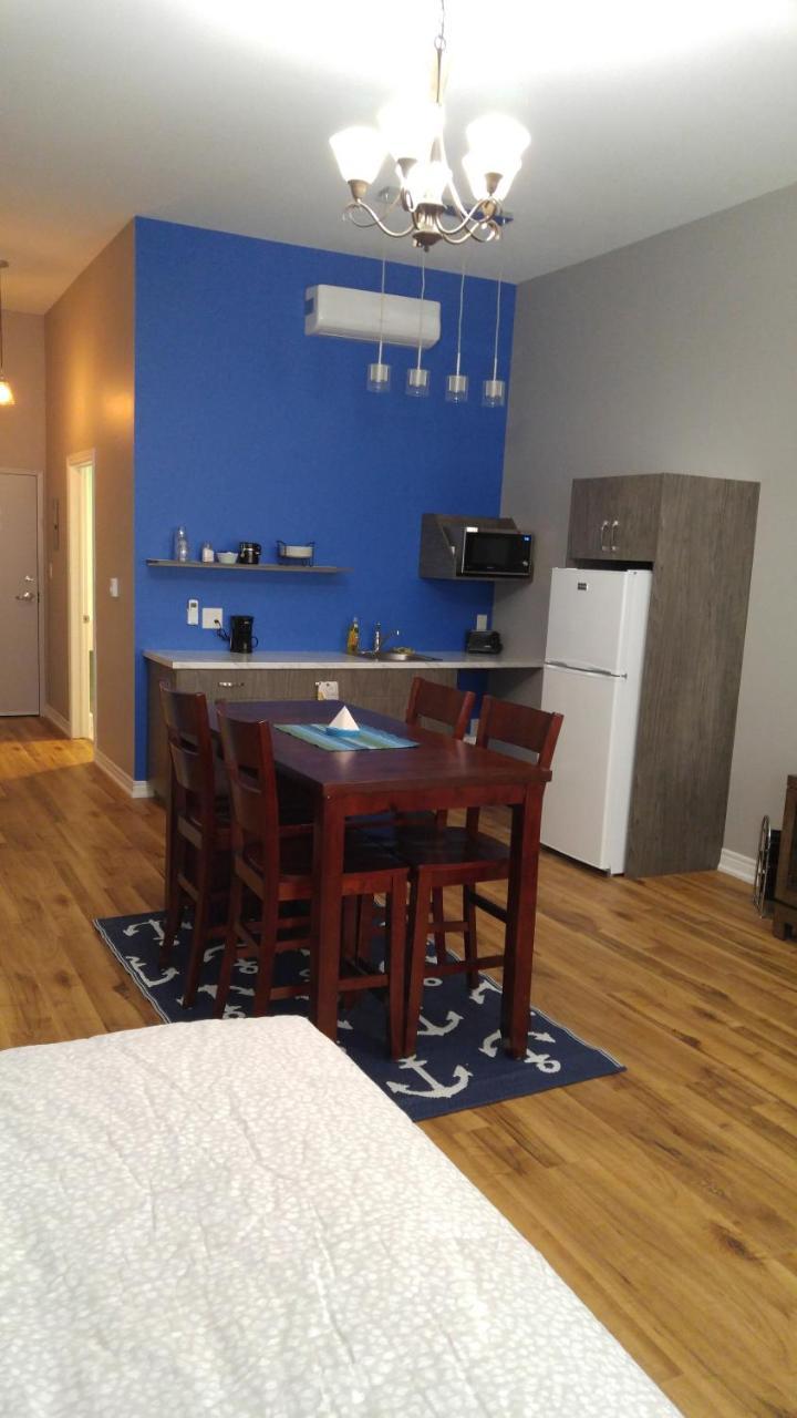 Canalside Restaurant, Inn & Kitchen Store 포트콜버른 외부 사진